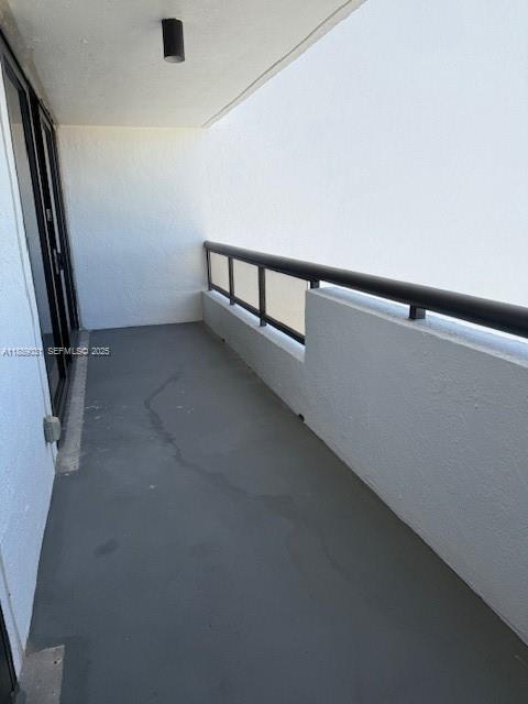 Building Photo - 2555 Collins Ave