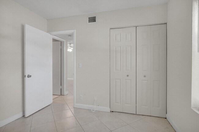 Building Photo - 21911 Lake Forest Cir