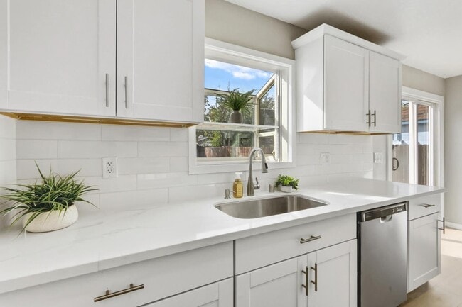 Building Photo - 1704 Nogales St