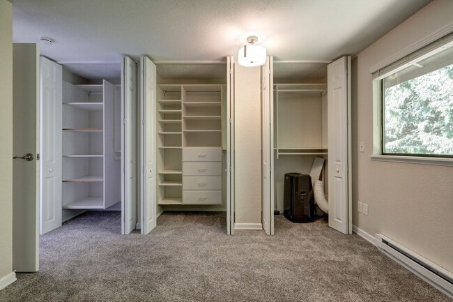 Building Photo - Amazing Bridle Trails 3BR 1.75BA Townhome ...
