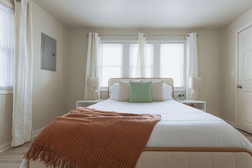 Building Photo - 308 Lamont St