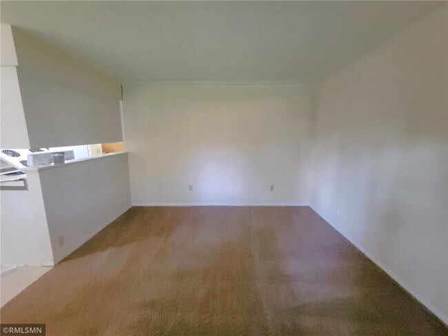 Building Photo - 545 Birchcrest Dr