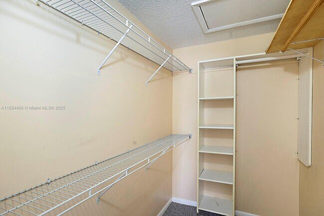 Building Photo - 6568 Chasewood Dr