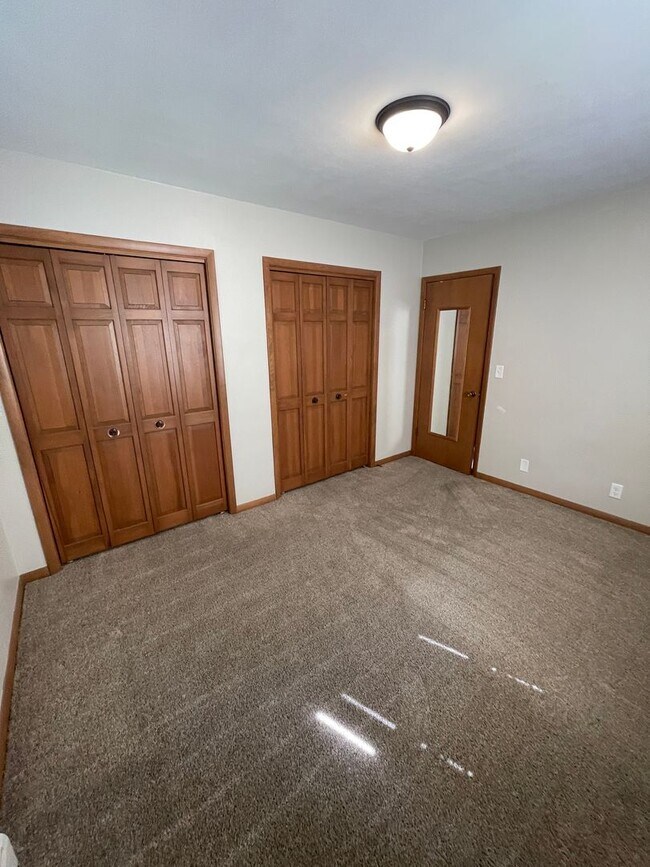 Building Photo - 1344 Meadow Ln