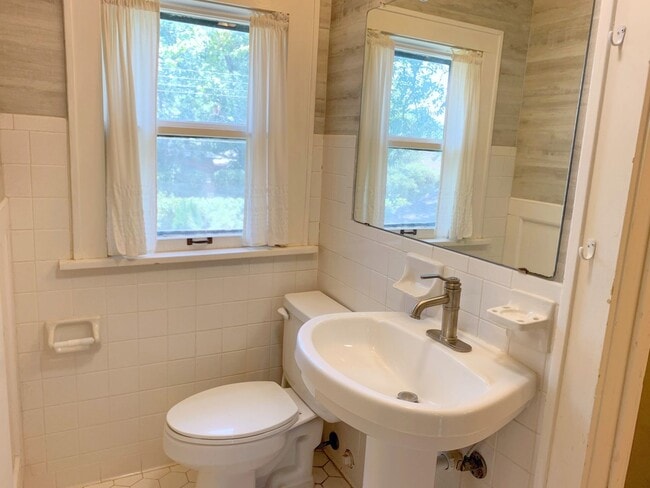 Building Photo - Beautiful 3-Bedroom Home with Natural Ligh...