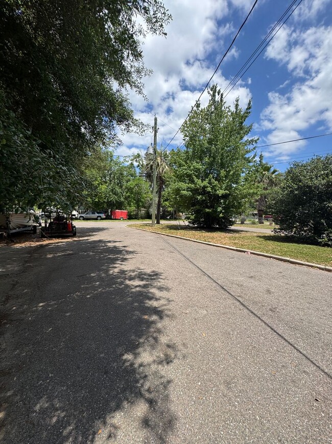 Building Photo - Freshly Renovated 3/2 Single Family in Wes...