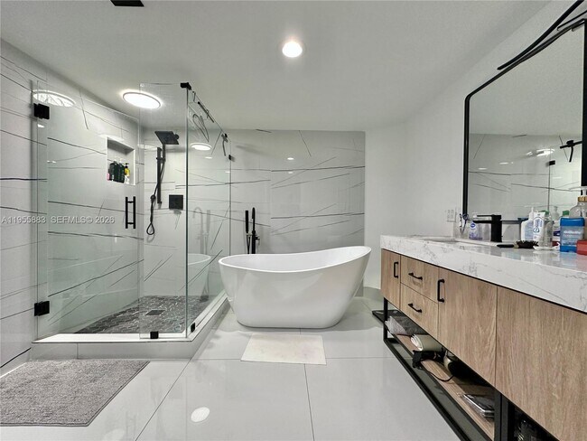 Building Photo - 3640 Yacht Club Dr