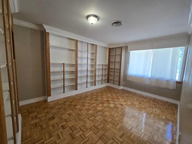 Building Photo - A Fabulous 3 Bedroom Townhome Centrally located.