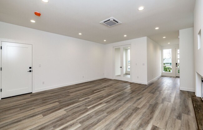 Building Photo - Edgewood Stunner