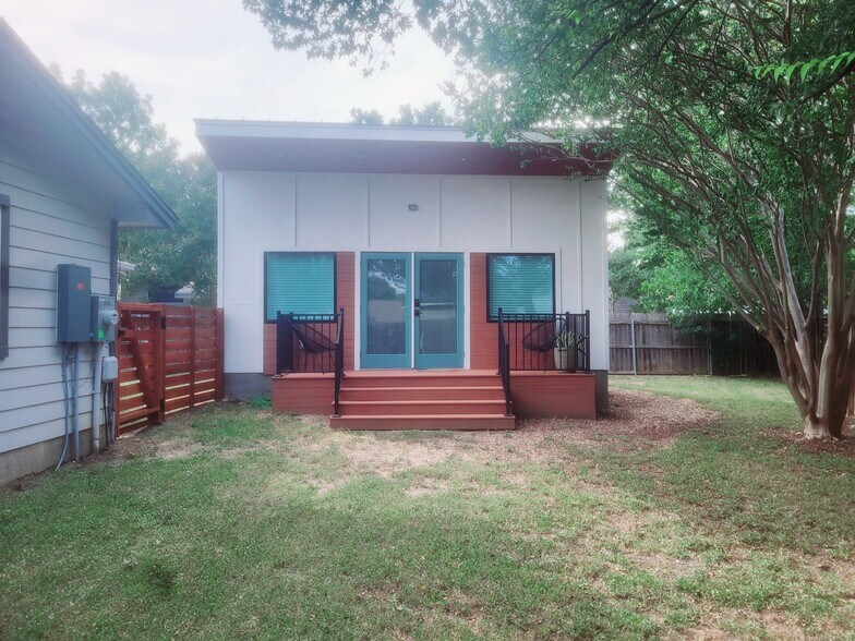 Primary Photo - 3104 Leaf Cir