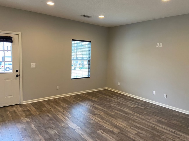 Building Photo - 4 bedroom/4 bath