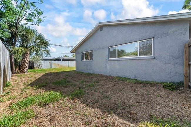 Building Photo - Stunning Newly Rehabbed Single-Family Home — Modern Design • Near Beach, Shopping & Dining!