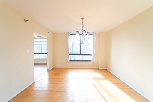 Building Photo - Contemporary 2BR/2BA Corner Condo at The Encore of McLean