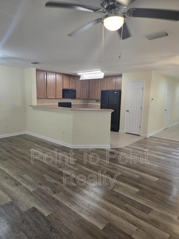 Building Photo - 811 Black Cherry Dr S