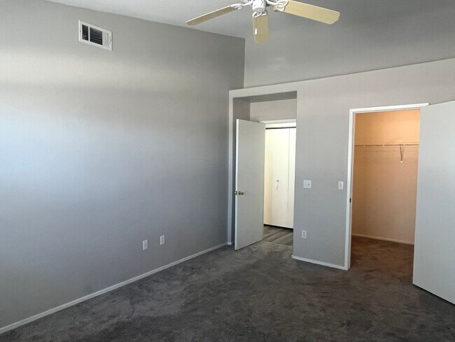 Building Photo - 2 bed, 2 bath condo located in gated community w/lush landscaping, 2 pools, spas, BBQ areas & clu...