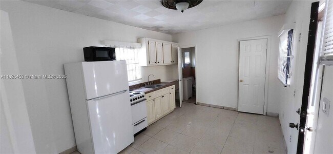 Building Photo - 119 NE 56th St