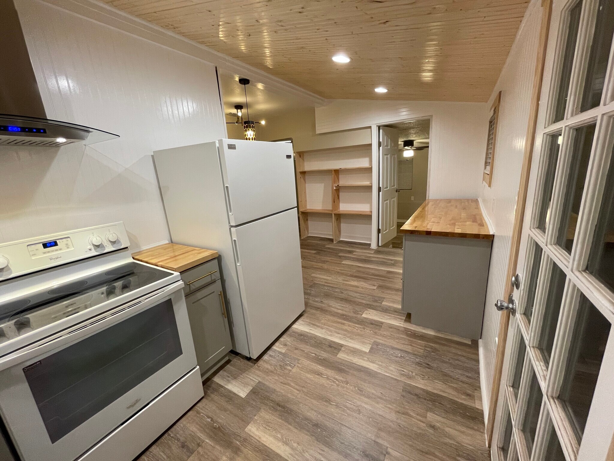 kitchen - 1380 Tioga Ave