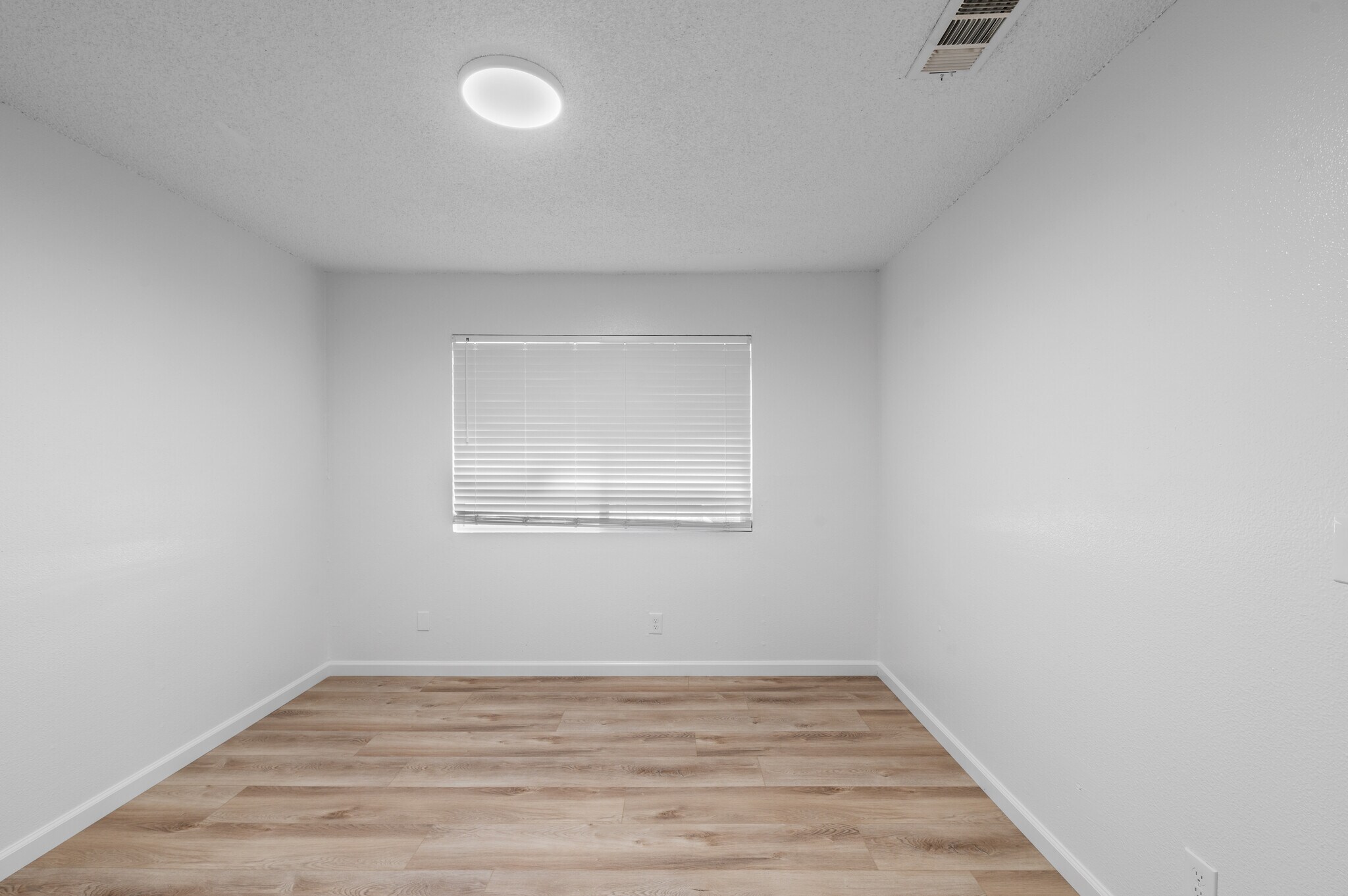Building Photo - 2104 rosamond ave shasta lake apt 2