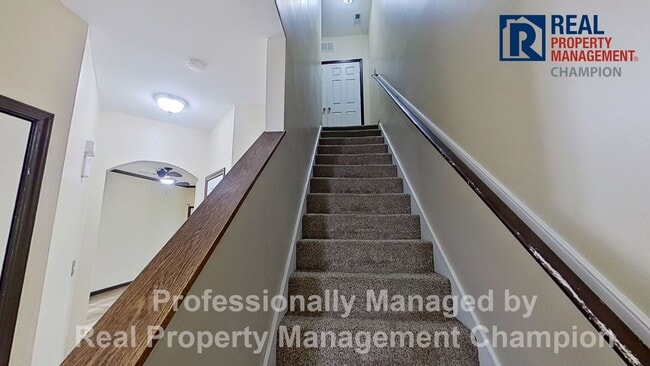 Building Photo - Beautiful Two Story Townhome with Lots of Storage!!