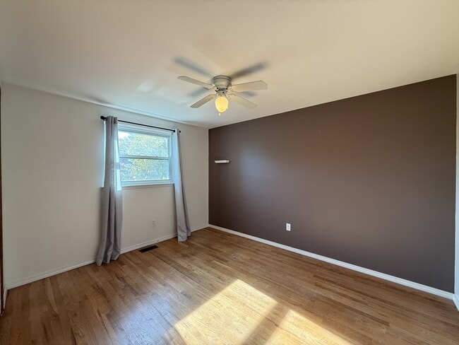 Building Photo - 2447 Roanoke Dr