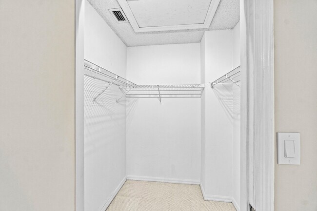 Building Photo - 5465 Monterey Cir