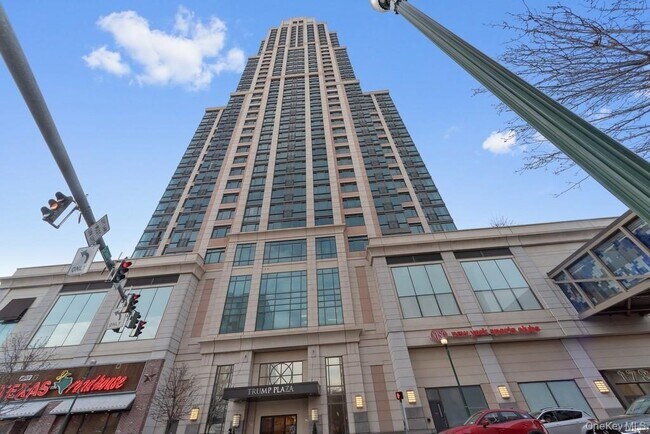 Building Photo - 175 Huguenot St