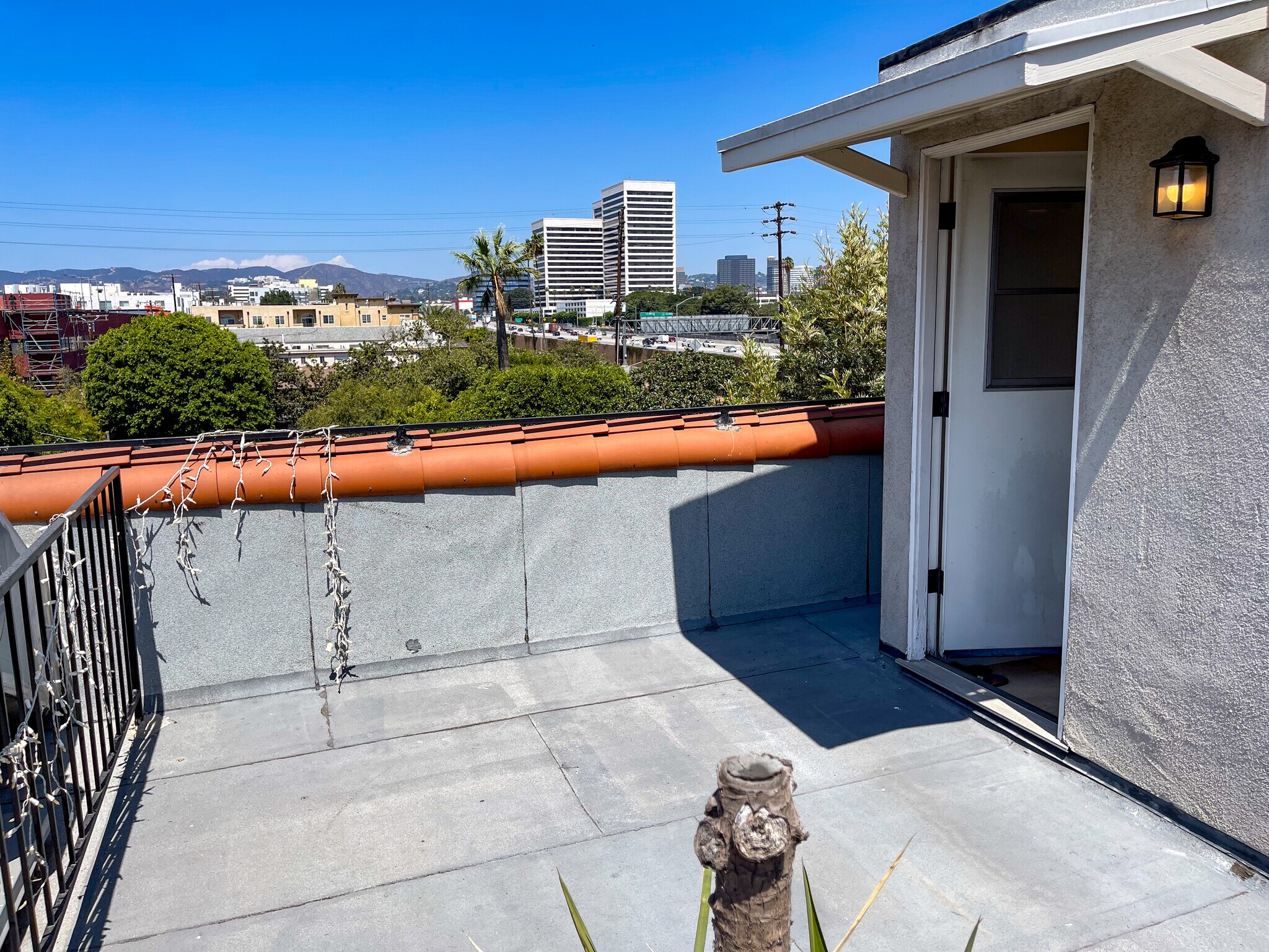 Building Photo - 2027 Beloit Ave