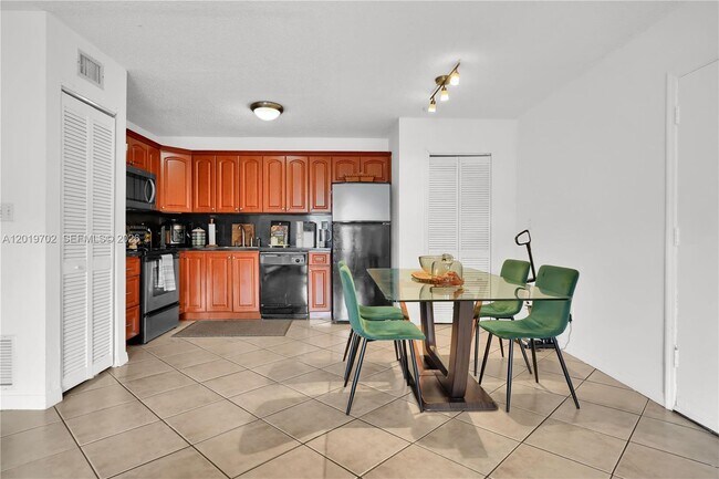 Building Photo - 10786 N Kendall Dr