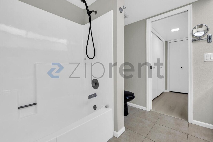 Building Photo - Unit 10