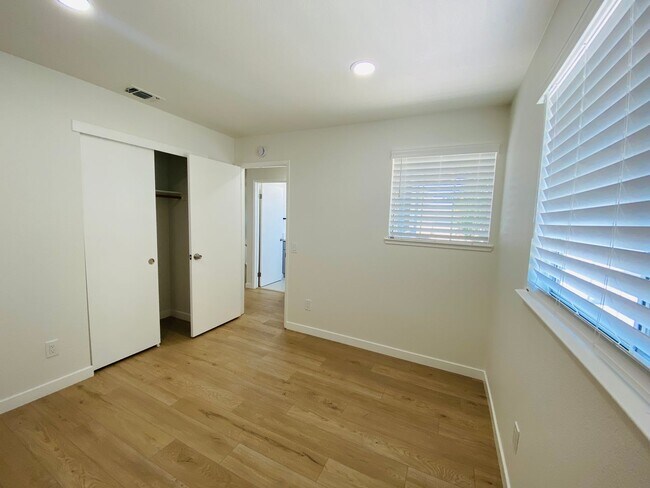 Building Photo - Classic Beauty