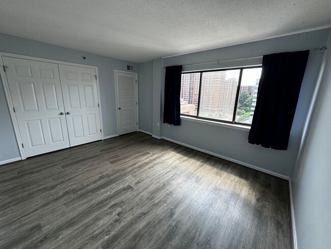 Building Photo - Urban Living at Its Finest: Spacious 2BR, 2BA Condo in Courthouse