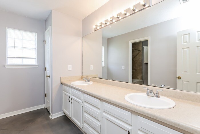 Building Photo - 102 Red Oak Cove