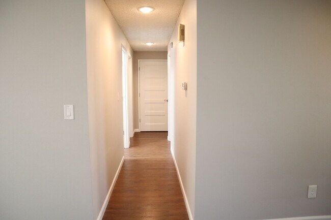 Building Photo - 10111 NE Tanglewood Dr
