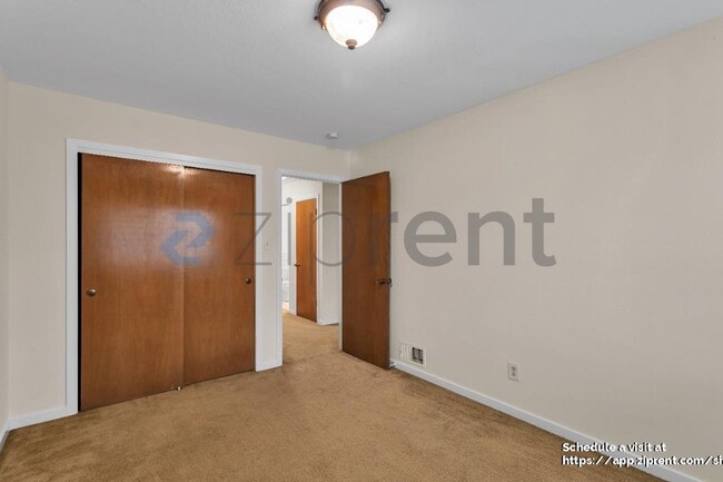 Building Photo - 280 Prague St