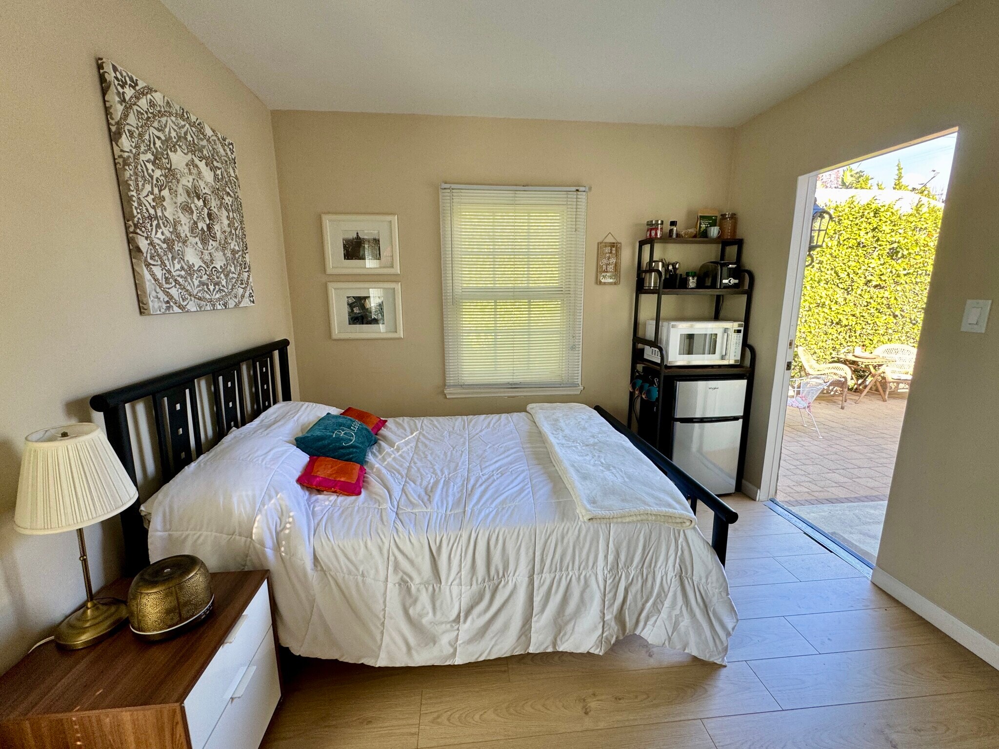 Building Photo - 10443 Califa St