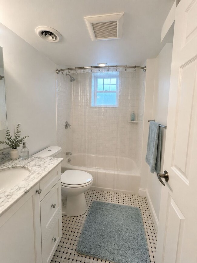Building Photo - Avl NOW No Fee! Renovated 2BR apartment near Harvard!