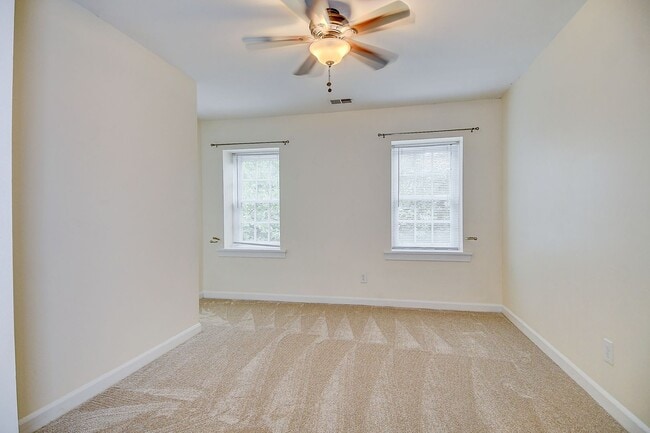 Building Photo - DOWNTOWN NORFOLK TOWNHOUSE