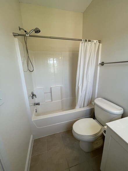 2nd bedroom bath - 1130 Dean Hall Ln