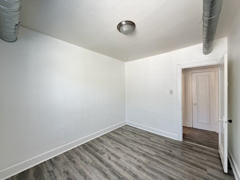 Building Photo - 1605 N McVicker Ave