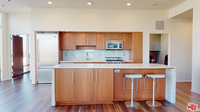 Building Photo - 1100 S Hope St