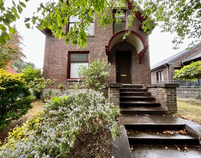 Building Photo - $500 Move In Special - Beautiful 3-bedroom...