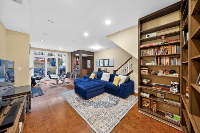 Building Photo - 724 W Briar Pl