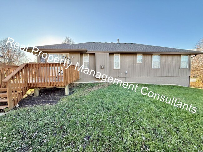 Building Photo - 4 Bedroom with Flexible Living & Modern Charm