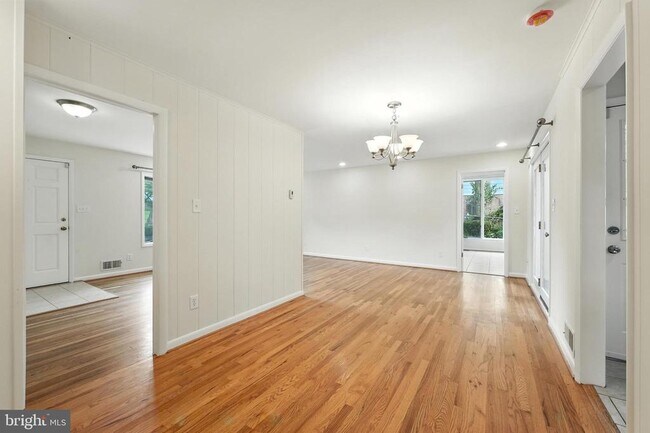 Building Photo - 5011 Roslyn Rd