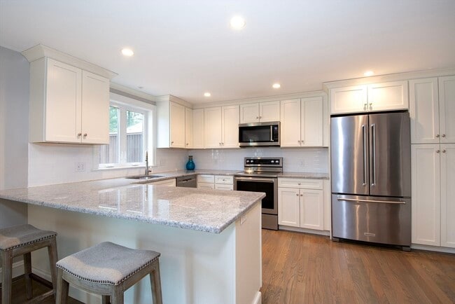 Building Photo - 474 King St