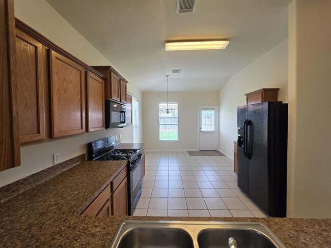 Building Photo - 2026 Makenna Ln