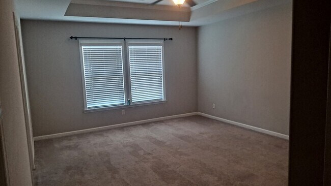 Building Photo - Spacious 3 Bed 2.5 Bath Townhome