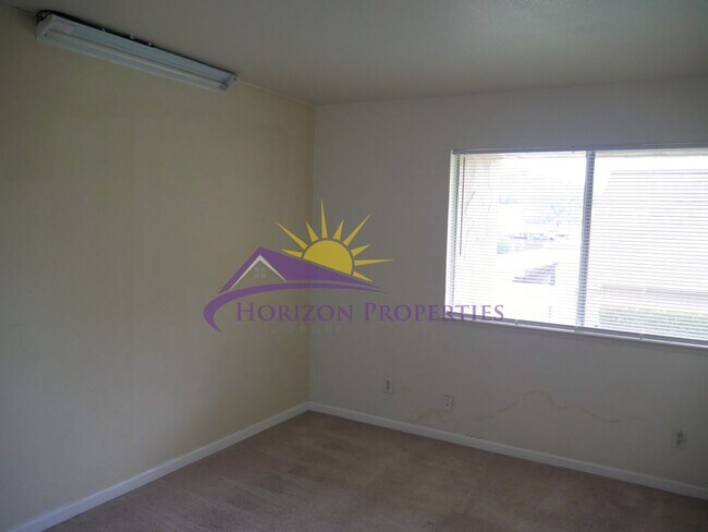 Building Photo - 3 Bed 2.5 Bath 1,380 sqft Townhome in Carmichael