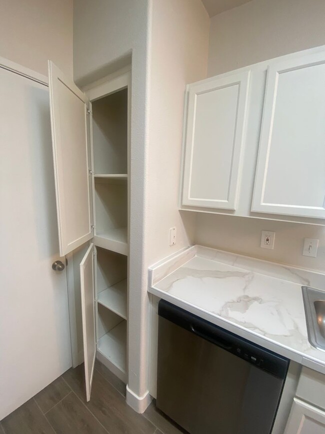 Building Photo - Cozy 1 bedroom condo conveniently located ...