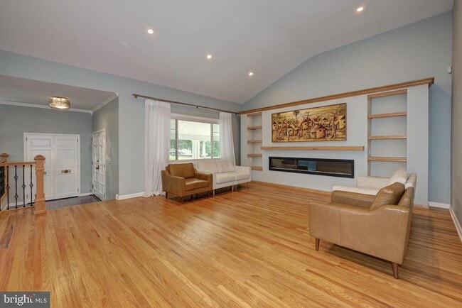Building Photo - 1717 Country Club Dr